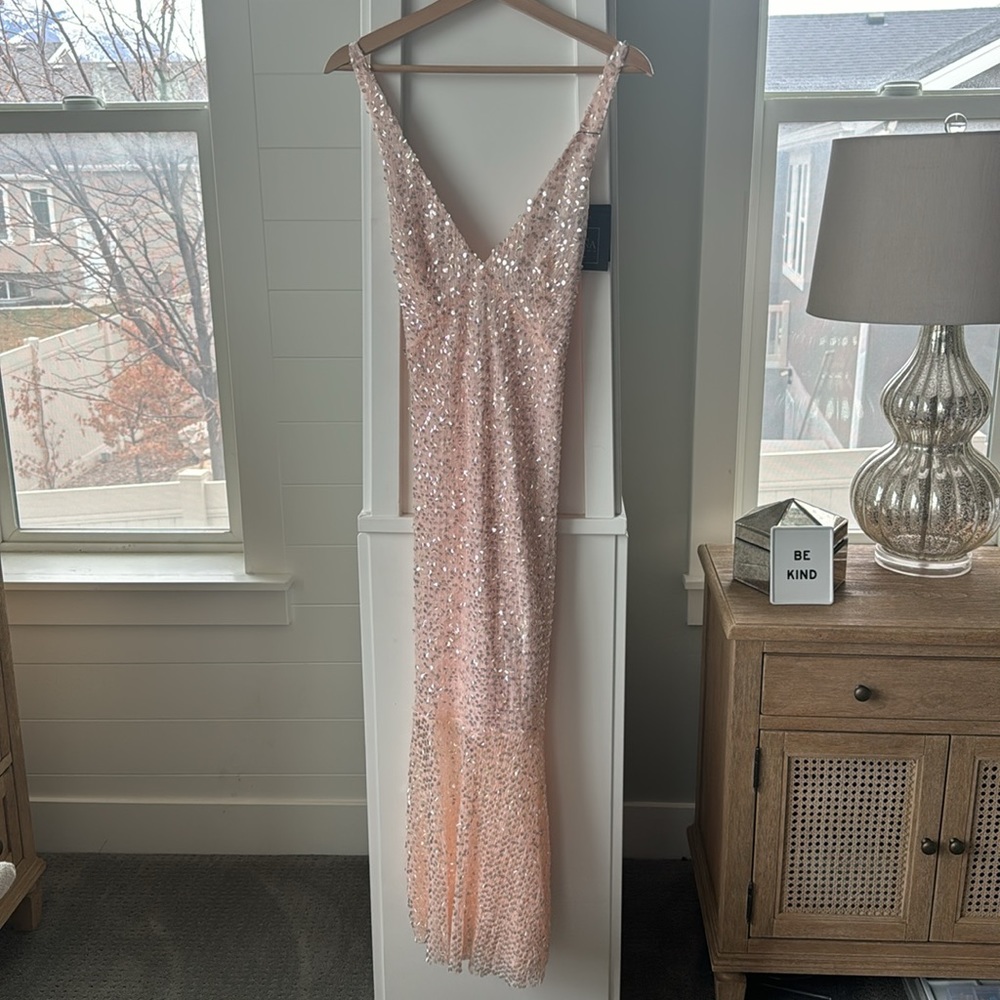 Mac Duggal V-NECK SEQUINED HALTER MIDI DRESS - Picture 4 of 5